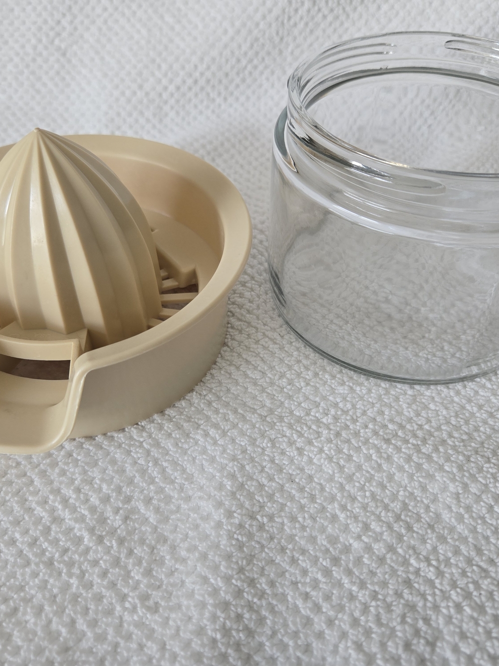 Beige Plastic Citrus Juicer with Glass Base - Picture 3 of 3